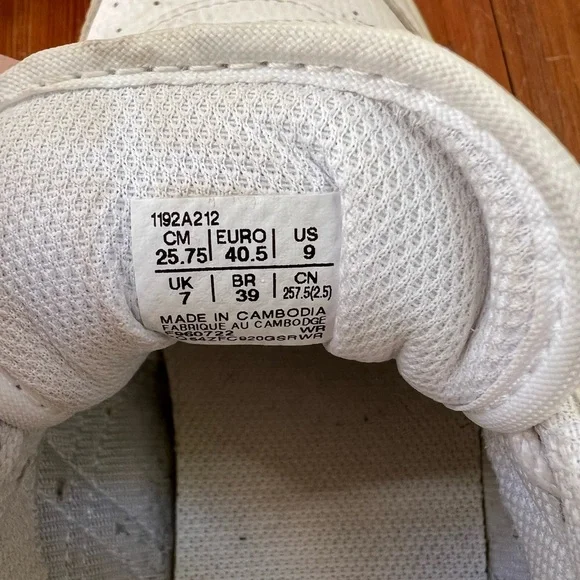 ASICS women’s sneakers 9 - Picture 3 of 3